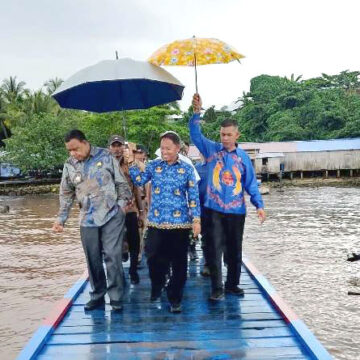 Mengunjungi Tambatan Perahu Di Awunawai, Bupati Kepulauan Yapen, Benyamin Arisoy; Temukan Air Laut Dan Bakau Rusak Karena Limbah Perusahaan.