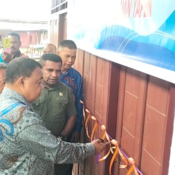 Bupati Kepulauan Yapen, Benyamin Arisoy, SE,. M.Si Resmikan Pasar Awunawai