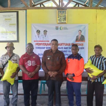 IMG-20250613-WA0046 Bupati Kepulauan Yapen Bantu Warga Korban Banjir di Dua Distrik