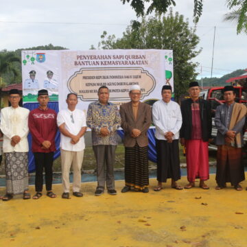 IMG_0682 Bupati Kepulauan Yapen menyerahkan sapi kurban dari Presiden Prabowo kepada masyarakat muslim.