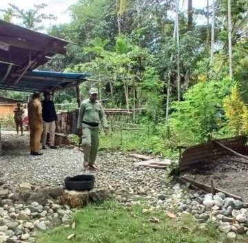 Rumah tidak layak huni Pastikan Bantuan Tepat Sasaran, Pemkab Kepulauan Yapen meninjau Langsung Rumah Tidak Layak Huni