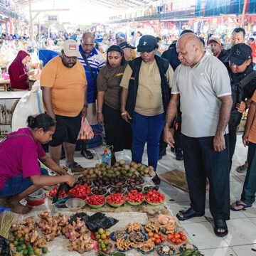WhatsApp Image 2025-07-05 at 23.48.13 Dukungan Terus Mengalir Untuk Papua Cerah, MARI-YO Serap Aspirasi Masyarakat Pedagang di Pasar Aroro Iroro Serui