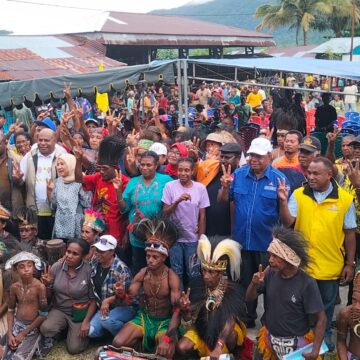 WhatsApp Image 2025-07-06 at 01.30.46 MARI-YO Melaju, Masyarakat Yapen Timur Sambut Hangat Sang Jenderal