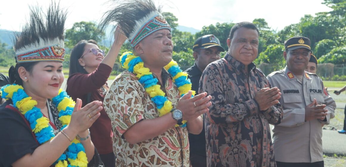 IMG-20250802-WA0142 Bupati Yapen Sambut Kehadiran Kajari Baru Tumpal Eben Ezer dengan Prosesi Adat