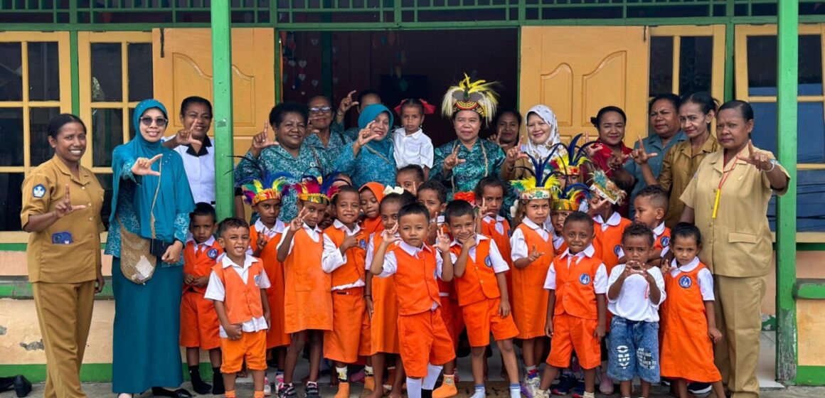 IMG-20250811-WA0099 Bantu Fasilitas Belajar, TP PKK Yapen Kunjungi TK Ade Irma