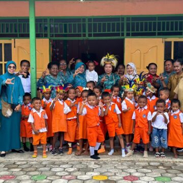 IMG-20250811-WA0099 Bantu Fasilitas Belajar, TP PKK Yapen Kunjungi TK Ade Irma