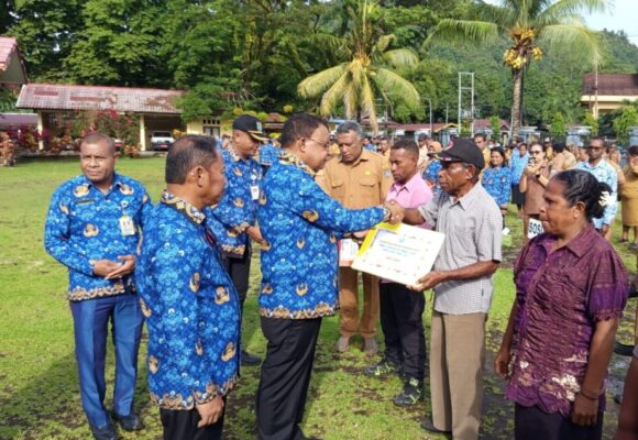 Pemkab Kepulauan Yapen Serahkan Bantuan Modal Usaha OAP dari Dana Otsus