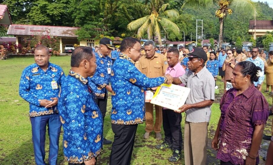 IMG_20251117_075914 Pemkab Kepulauan Yapen Serahkan Bantuan Modal Usaha OAP dari Dana Otsus