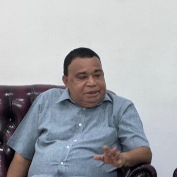 Bupati Benyamin Arisoy Hentikan Penempatan Guru dan Nakes Lewat Nota Dinas di Kepulauan Yapen, Wajib Sesuai SK